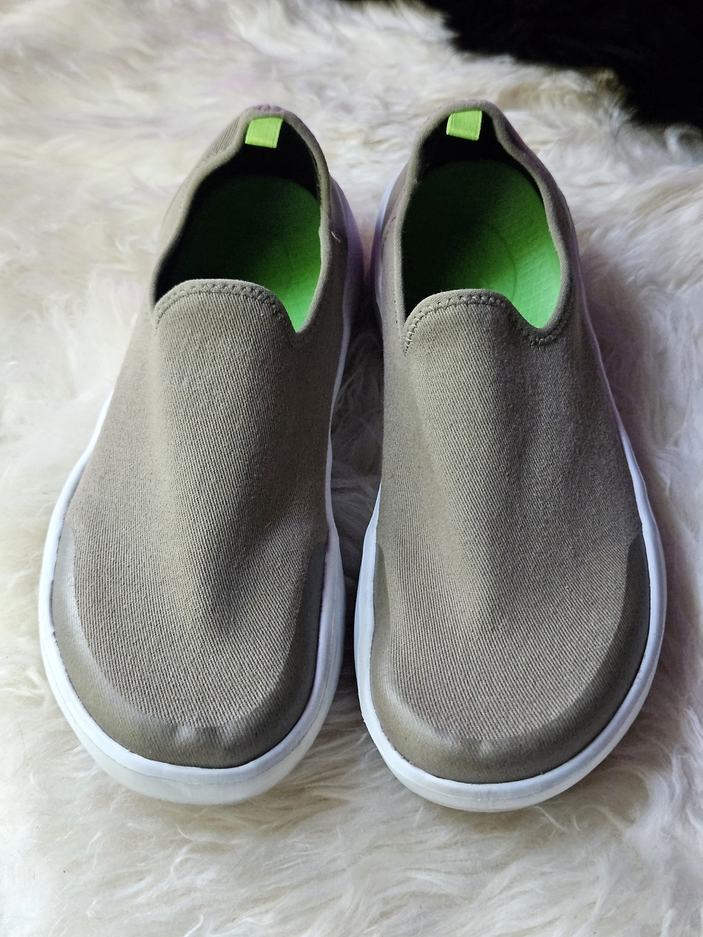 OOFOS OOmg eeZee Low Slip-On Recovery Shoes Taupe / White โ Size